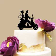 Mladomanželia na mopede