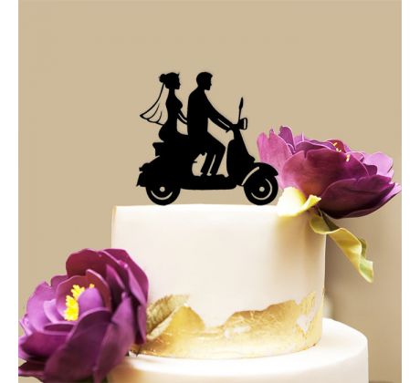 Mladomanželia na mopede