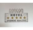Drevený vešiak mama hotel