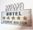 Drevený vešiak mama hotel