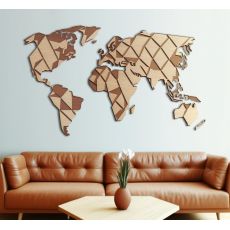 Mapa sveta z dreva gravírovaná