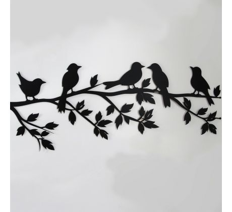 Drevená dekorácia vtákov na konári