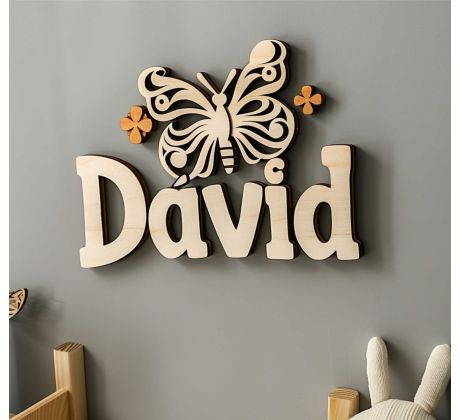 drevené meno s motýľom do detskej izby