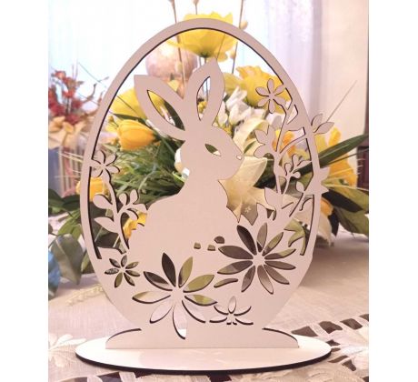 Veľkonočný zajac stojaca dekorácia v tvare vajíčka a silueta kvetov