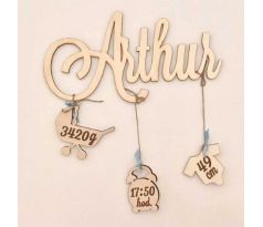 Drevene meno s údajmi narodenia dieťatka