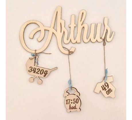 Drevene meno s údajmi narodenia dieťatka