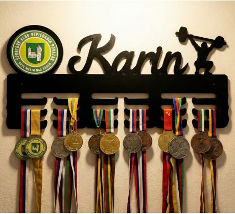vešiak na medaily personalizované meno logo tlačené